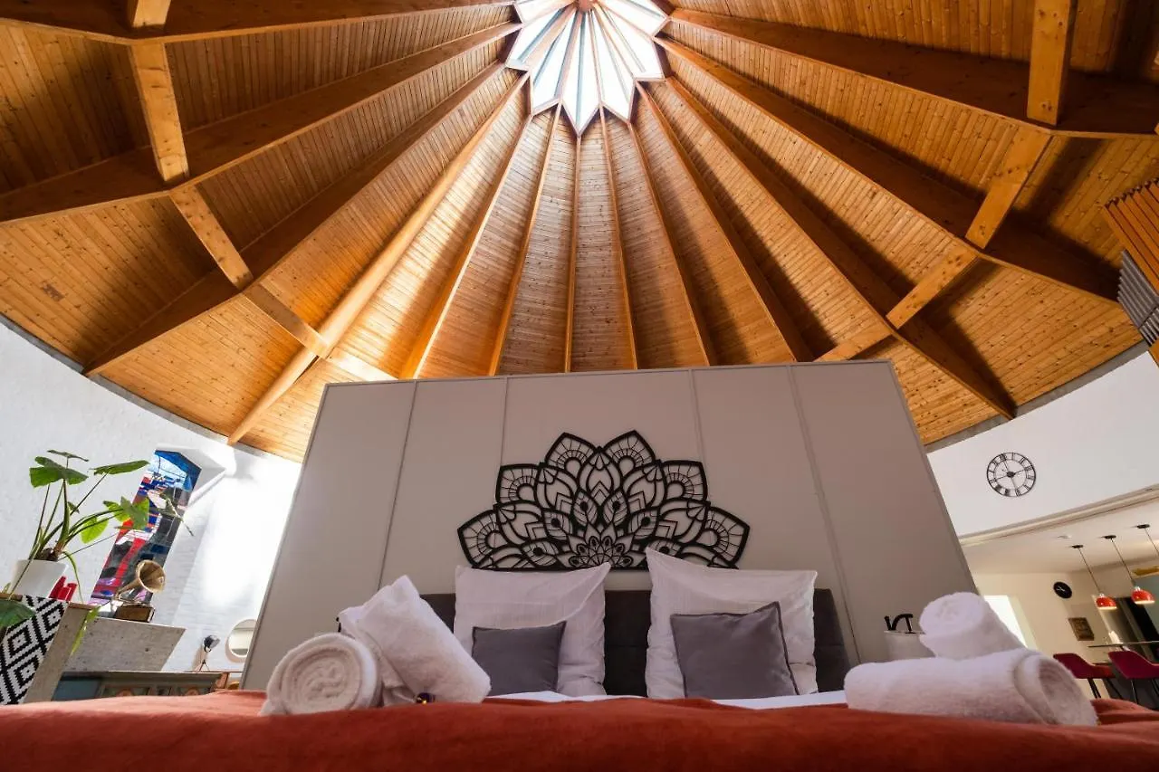 Dreamcation - Ehemalige Kirche & Souterrain Wohnung, 3D-Tour, Terrasse, Bbq, Kamin Kelheim Apartment
